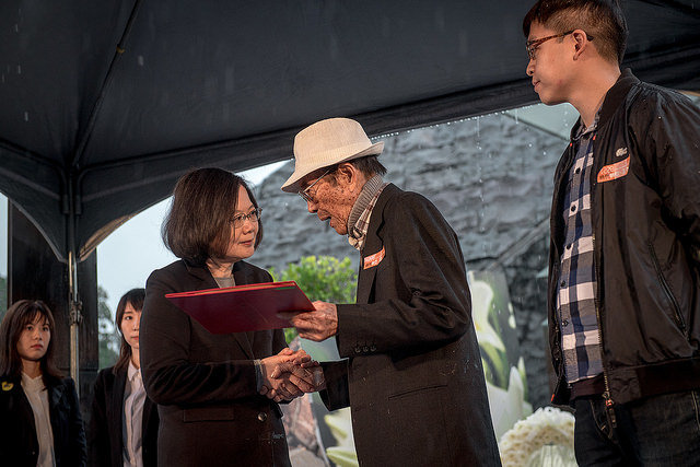 President Tsai shakes hands with the family members of 228 victims.