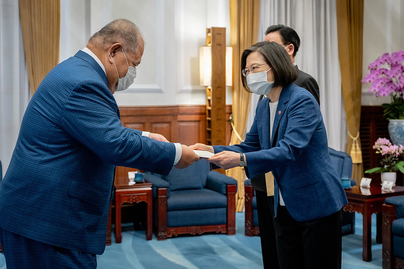 President Tsai receives the credentials from new Tuvalu Ambassador Bikenibeu Paeniu.