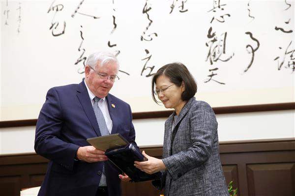 President Tsai exchanges gifts with Chairman Emeritus Joe Barton of US House Committee on Energy and Commerce.