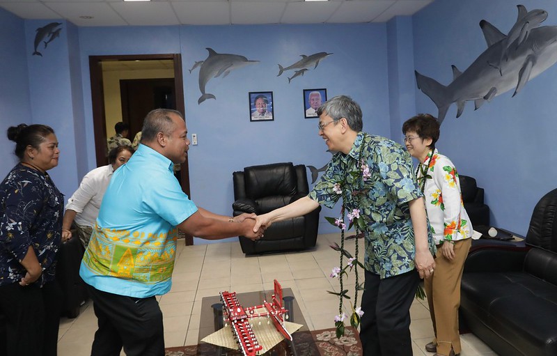 Vice President exchanges greetings with Palau Vice President Oilouch and Ambassador Olkeriil.