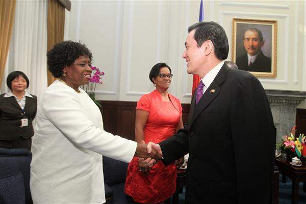 President Ma meets with a delegation from Sao Tome and Principe led by that nation's Prime Minister Gabriel Arcanjo Ferreira da Costa and Mrs. da Costa. (01)