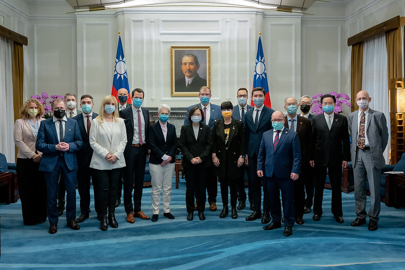 President Tsai takes a group photo with German Bundestag delegation.