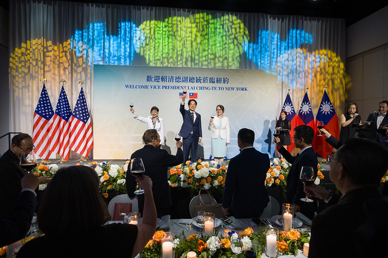 Vice President Lai Ching-te raises his glass to toast participants attending the overseas community banquet in New York City.
