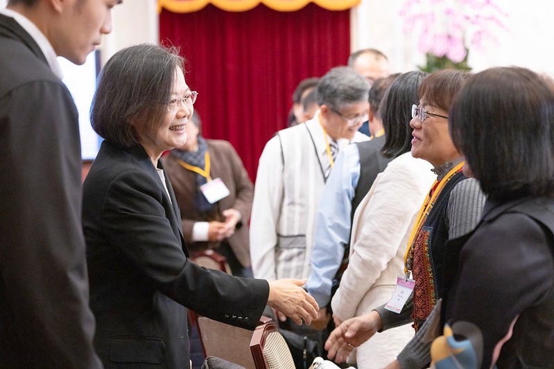 President Tsai greets the members of the Presidential Office Indigenous Historical Justice and Transitional Justice Committee.