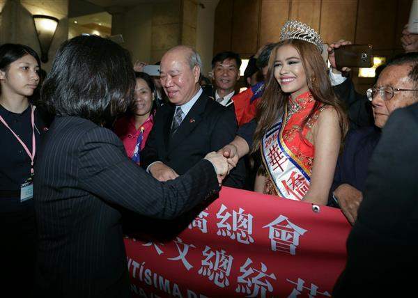 President Tsai receives flowers from expat community beauty queen Melanie Vergas and extends her best regards to everyone who has come to see her upon her arrival.