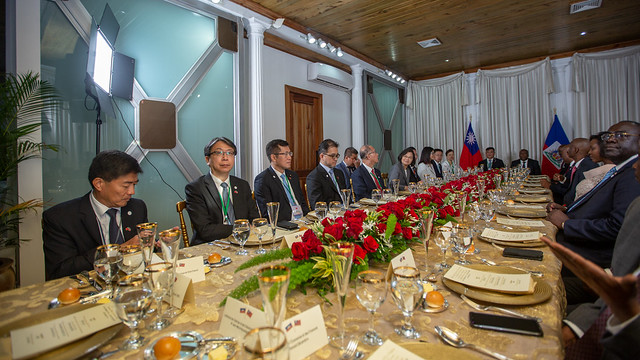 President Tsai conducts bilateral talks with Haitian President Moïse.