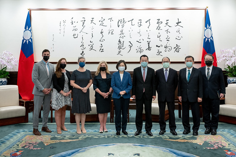 President Tsai poses for a photo with a delegation led by US Senator Marsha Blackburn.