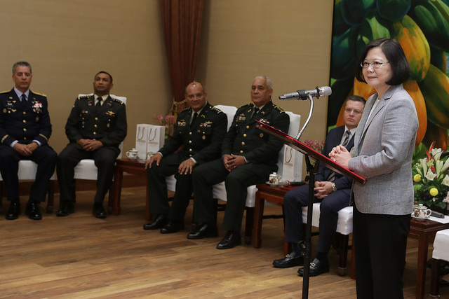 President Tsai meets with the participants in an international training course organized by Taiwan's Ministry of National Defense.