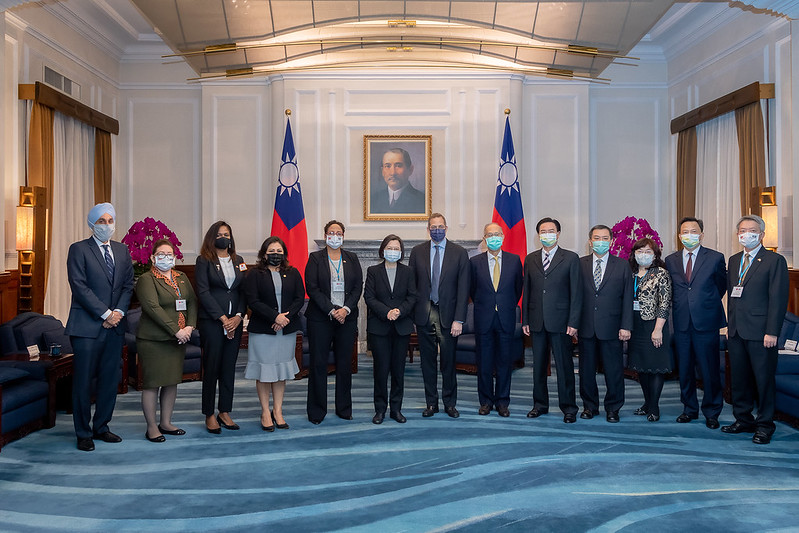 President Tsai poses a photo with the 2021 Open Parliament Forum participants.
