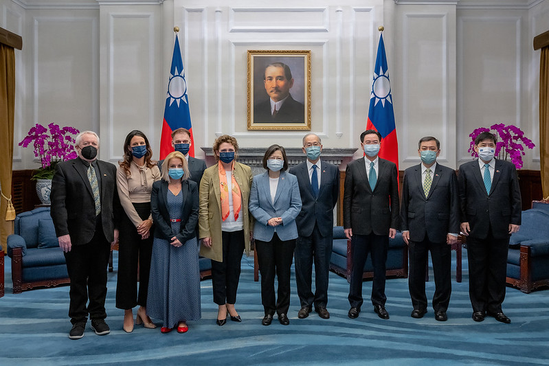 President Tsai poses for a photo with a delegation led by European Parliament Vice President Nicola Beer.