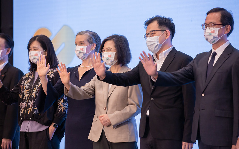 President Tsai poses for a photo with participants attending the 100 Re-Actions forum on environmental sustainability in Taipei.