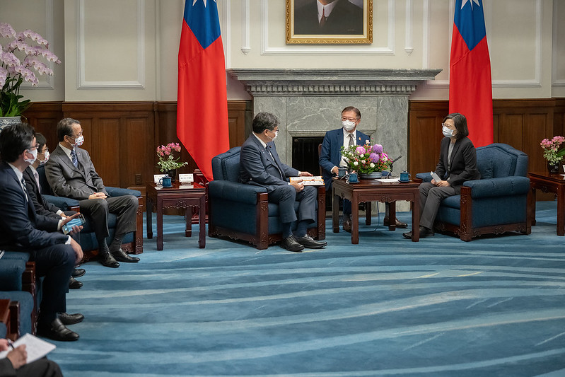 President Tsai exchanges views with Member of the Japanese House of Representatives and Chairperson of the Policy Research Council of the LDP Hagiuda Koichi.
