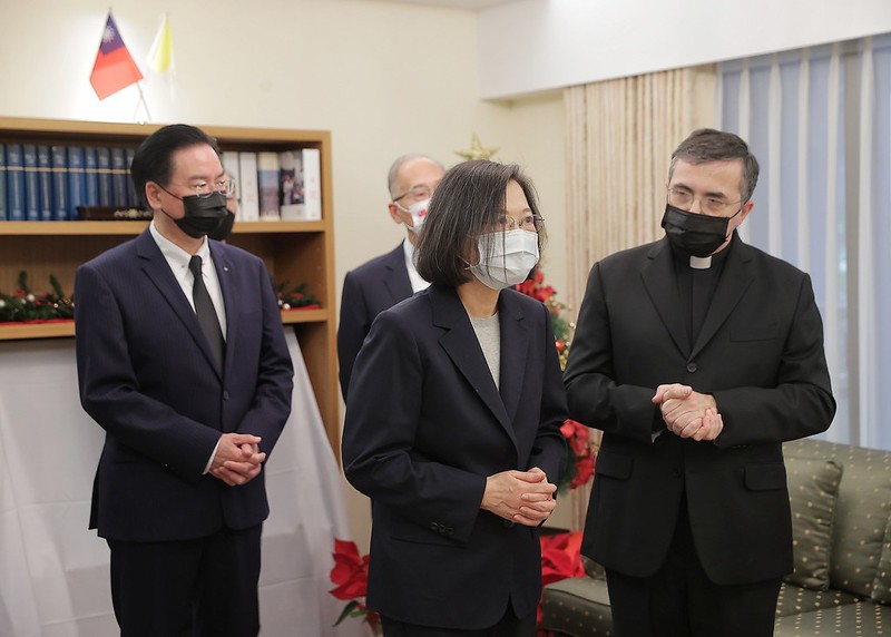 President Tsai visits the Apostolic Nunciature in Taiwan to offer her condolences on the passing of Pope Emeritus Benedict XVI.