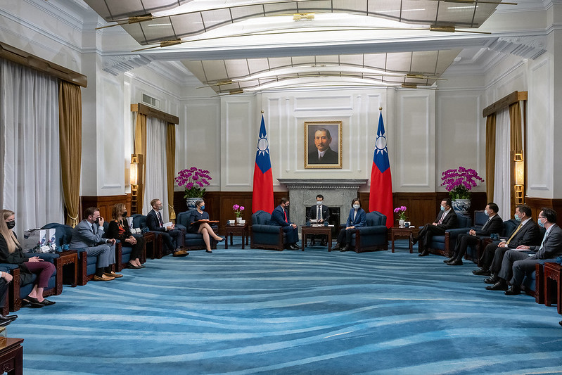 President Tsai meets with Arizona Governor Doug Ducey.