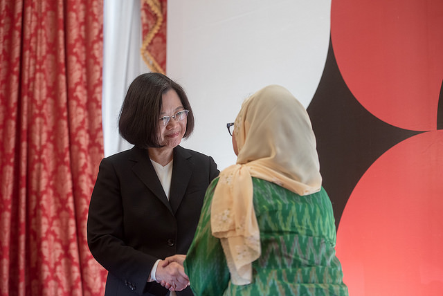 President Tsai shakes hands with Gusdurian Network Indonesia National Coordinator Alissa Wahid.