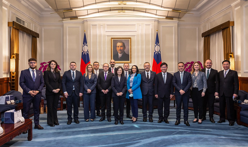 President Tsai takes a group photo with a parliamentary delegation from Kosovo, North Macedonia, and Romania.