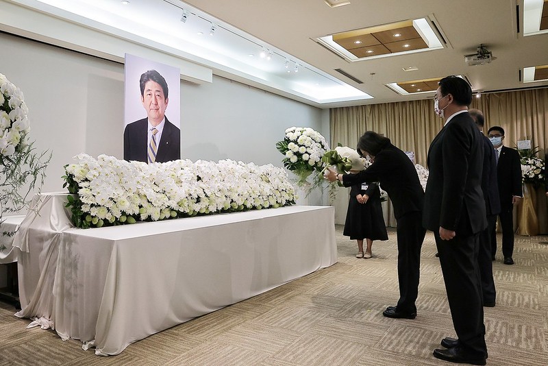 President Tsai lays a wreath and bows before a photograph of former Prime Minister Abe.