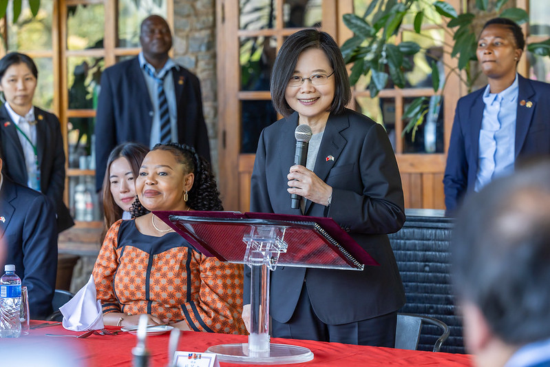 President Tsai has lunch with the Taiwan medical and technical missions in Eswatini. 