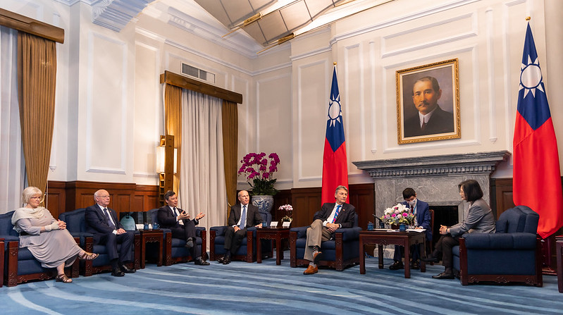 President Tsai exchanges views with the Canadian delegation.