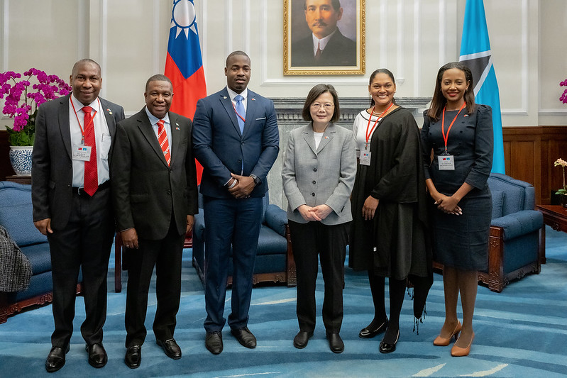 President Tsai takes a group photo with the Saint Lucia delegation.