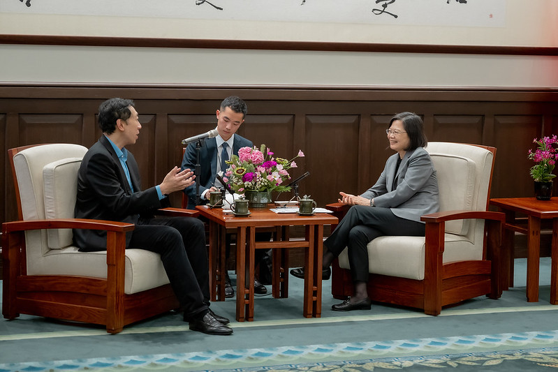 President Tsai exchanges views with Stanford University Professor Andrew Ng.