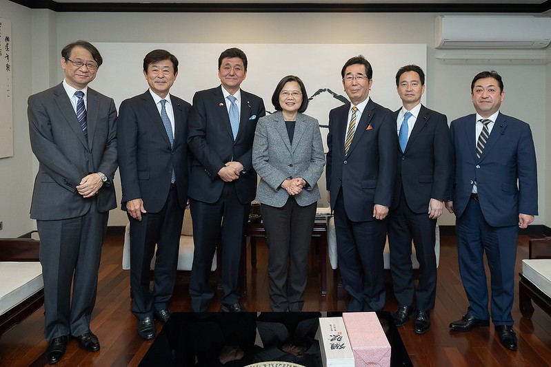 President Tsai poses for a group photo with a delegation led by Japanese House of Representatives Member Nobuo Kishi.