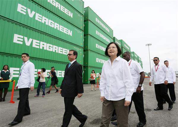President Tsai Ing-wen visits the Evergreen Group's Colon Container Terminal in Panama.