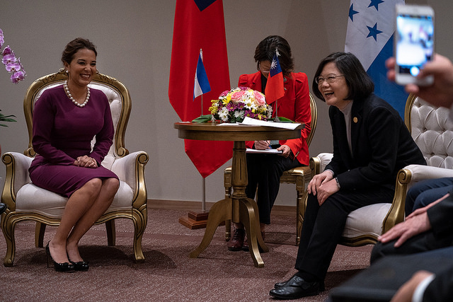 President Tsai exchanges views with Honduran Vice President Olga Alvarado.