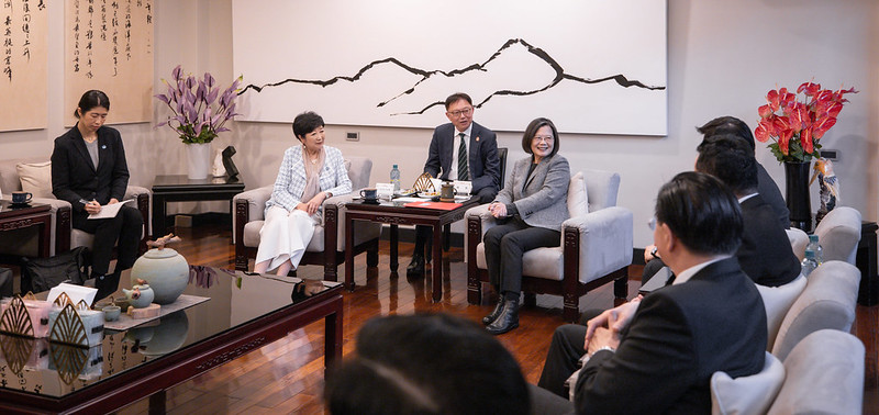 President Tsai exchanges views with a delegation led by Governor of Tokyo Koike Yuriko.