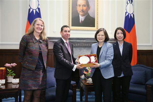 President Tsai exchanges views with Fairtrade International CEO Dario Soto Abril.