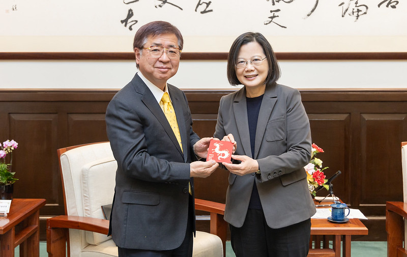 President Tsai Ing-wen presents Executive Director Kanehara Nobukatsu of Japan's Sasakawa Peace Foundation with a gift.