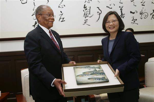 President Tsai exchanges gifts with Swaziland Prime Minister Barnabas Sibusiso Dlamini.