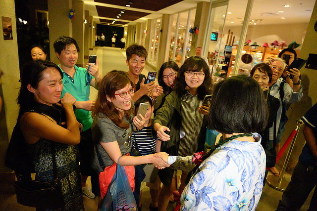 President Tsai shakes hands with expatriates and Palauan students before boarding the limousine.