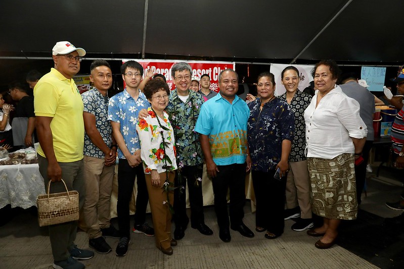 Vice President Chen arrives in Palau and tours night market.
