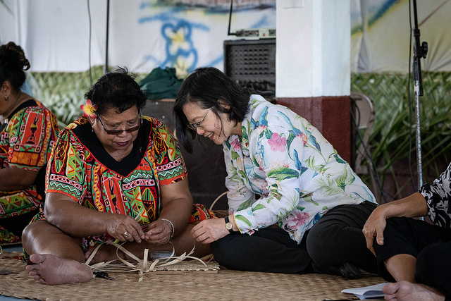 President Tsai wove a traditional Palauan placemat using pandan leaves under the guidance of a professional female weaver