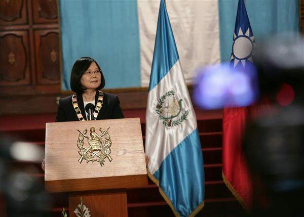President Tsai Ing-wen and Guatemalan President Jimmy Morales hold a joint press conference.