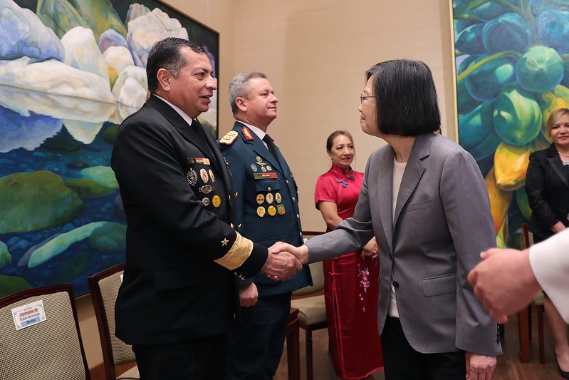 President Tsai Ing-wen meets with high-ranking officials from Spanish-speaking countries participating in a training course organized by the Ministry of National Defense.
