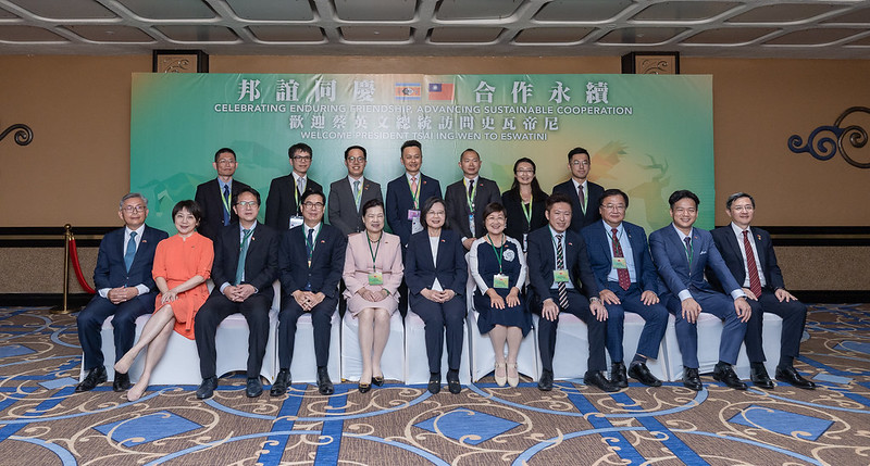 President Tsai poses for a group photo with event attendees.