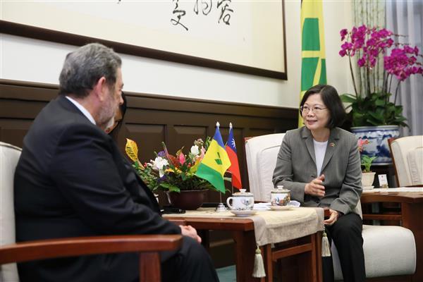 President Tsai talks with Prime Minister Ralph E. Gonsalves of St. Vincent and the Grenadines.