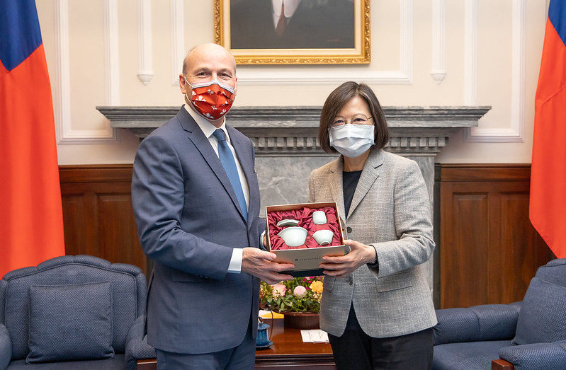 President Tsai Ing-wen meets with Executive Director of the Canadian Trade Office in Taipei Jim Nickel.