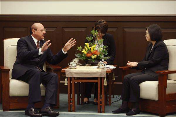 President Tsai exchanges views with Central American Parliament President Jose Antonio Alvarado.