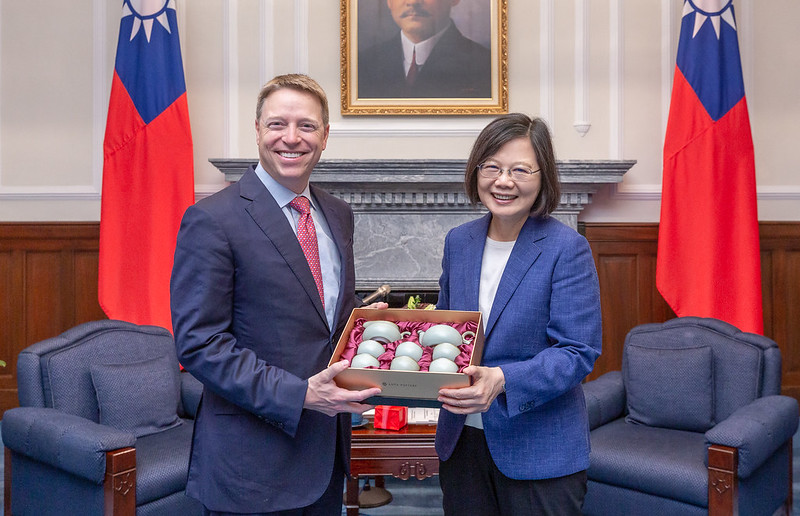 President Tsai presents Chairman of the Foundation for Defense of Democracies' China Program Matt Pottinger with a tea set.