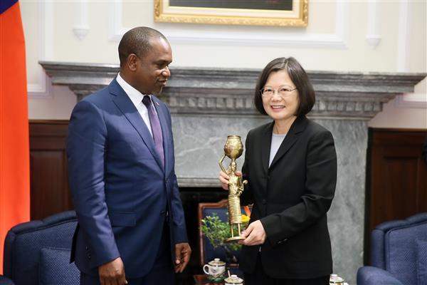 President Tsai exchanges gifts with Burkina Faso Minister of Foreign Affairs and Regional Cooperation Alpha Barry.