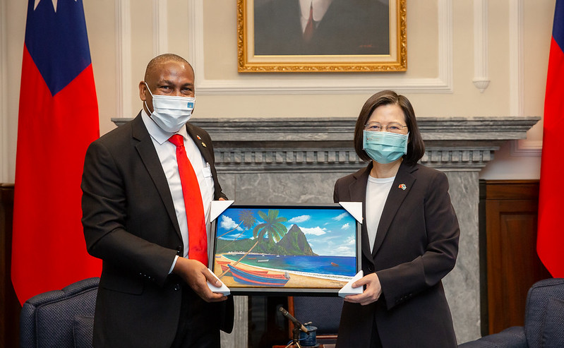 President Tsai receives the gift from the new Saint Lucia Ambassador Lewis.