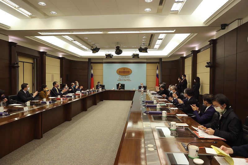 President Tsai meets a senior delegation from the industry association SEMI and the renewable energy sector.