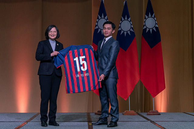 Soccer player Lin Yu Wei gives President Tsai a soccer jersey from the Cerro Porteño soccer club where he plays.