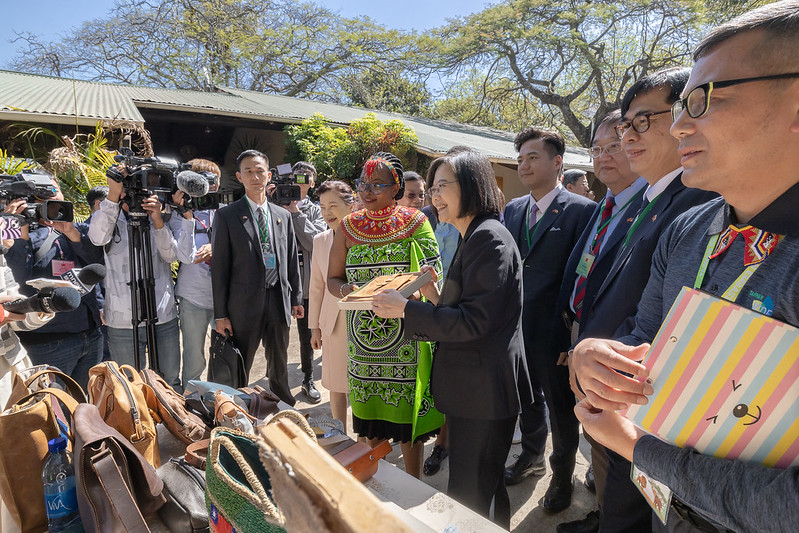 A representative of the ICDF project beneficiaries thanked President Tsai for supporting the project, which has helped them develop better products, and gave the president a hand-made leather bag to remember this trip by.