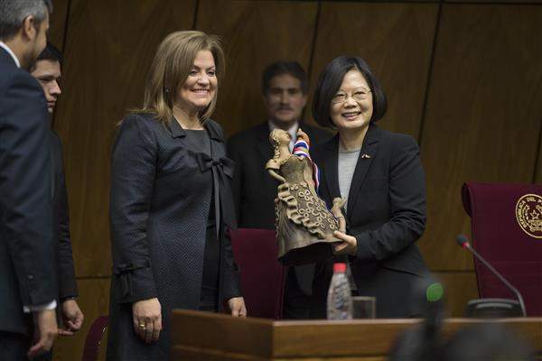 Former Paraguayan First Lady and current Senator Emilia Alfaro de Franco presents a commemorative gift to President Tsai.