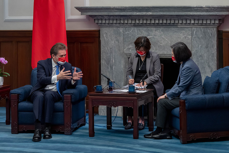 President Tsai exchanges views with Paraguayan Minister of Industry and Commerce Castiglioni.