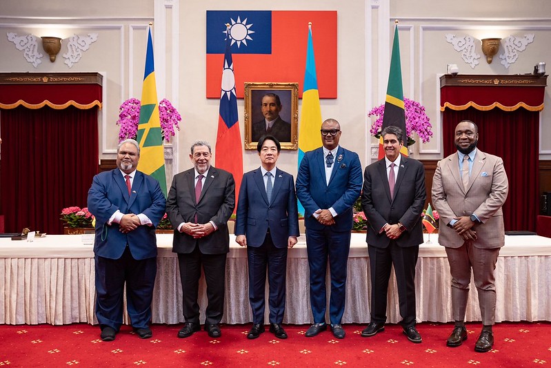 President Lai Ching-te witnesses the signing of joint communiqués on the establishment of diplomatic relations between Palau and St. Kitts and Nevis, as well as between Palau and St. Vincent and the Grenadines at the Presidential Office.